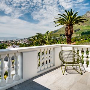 Private balcony and views; Chesterfield Mano - Oranjezicht