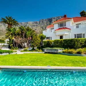 Home with Table Mountain; Chesterfield Mano - Oranjezicht