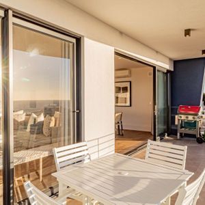 Outdoor dining area; SUNSHINE POINT - Sea Point