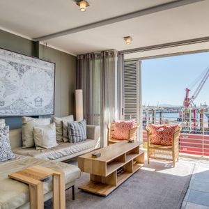 Lounge; 417 HARBOUR BRIDGE - Cape Town city centre