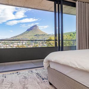 Master bedroom with stunning views; L ON 40 - Tamboerskloof