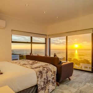 Master suite; SUNSET BLISS - Camps Bay