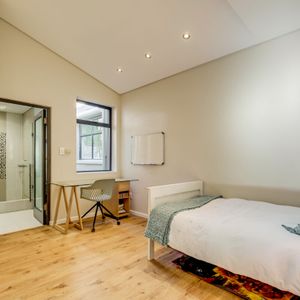 Fifth bedroom; AMAZING HELY - Camps Bay