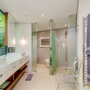 Master En-suite; BEACH VIBES - Camps Bay