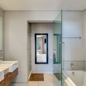 Master bathroom; 417 HARBOUR BRIDGE - Cape Town city centre