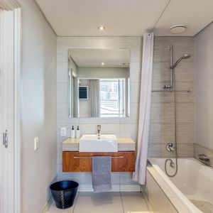 Second bathroom; 417 HARBOUR BRIDGE - Cape Town city centre