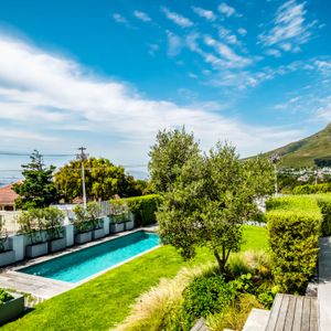 Garden with swimming pool; Chesterfield Mano - Oranjezicht