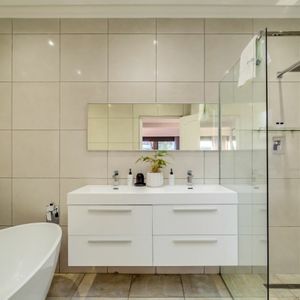 Master En-suite; IVORY MANOR - Green Point