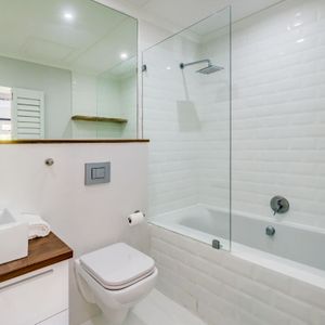 Master en-suite; INSTOW COTTAGE - Sea Point