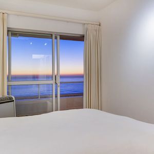 Second bedroom & Sea views; Águila Views - Camps Bay