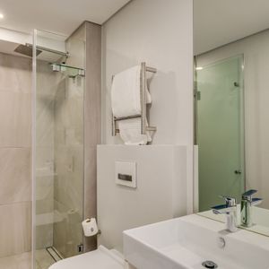 Shared bathroom; APARTMENT ON G - Sea Point