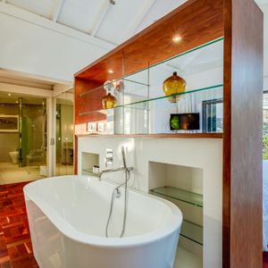 Master En-suite Bath; BEACH VIBES - Camps Bay