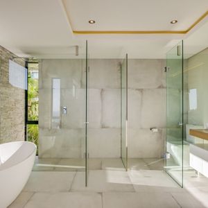 Master open-plan bathroom; AMAZING HELY - Camps Bay