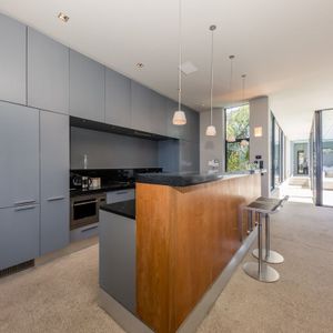 Kitchen with seating; LOADER VILLA - De Waterkant