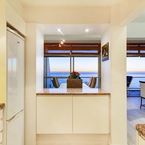 Kitchen & Views; Águila Views - Camps Bay