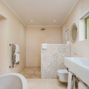 Master En-suite with Bath; PRIDE VILLA - Camps Bay
