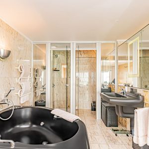 Master Bathroom; SPLENDID CLIFTON - Clifton