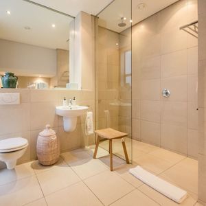 En-suite to second bedroom; LOADER VILLA - De Waterkant