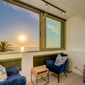 Sunsets from the Master Bedroom; SUNDOWNER APARTMENT - Sea Point