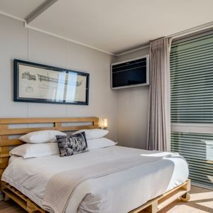 Master bedroom; 417 HARBOUR BRIDGE - Cape Town city centre
