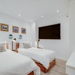Twin Bedroom; SUNDOWNER APARTMENT - Sea Point