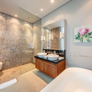 En-suite to master; LOADER VILLA - De Waterkant