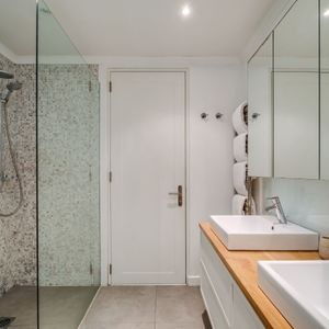 Shared bathroom ;CAMPS BAY STEPS - Camps Bay