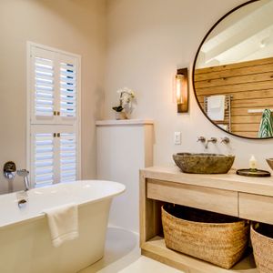 Master bathroom; LIERMANS VILLAs - Llandudno